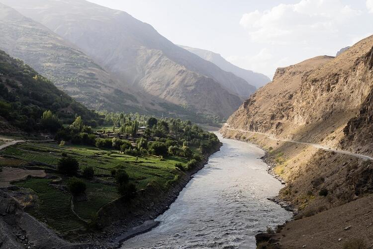 <p>Afganistan’ın en ücra köşesi olan Wakhan Koridoru'na hiçbir savaş uğramadığı gibi medeniyete dair hiçbir belirti de yok. 240 kilometre uzunluğunda olan bu vadide tahminlere göre 12 bin kişi yaşıyor. Bu ıssız topraklarda yaşayanların dünyada olan biten gelişmelerden haberi yok.</p>

<p> </p>
