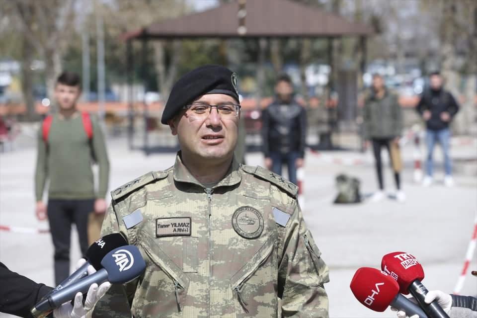 <p><strong> El yıkanırken de sosyal mesafeye dikkat ediliyor</strong></p>
<p>Yeniden sağlık kontrolünden geçirilen erlere, "Koronovirüse Karşı Alınacak Tedbirler İstasyonu"nda rütbeli personel tarafından bilgilendirme yapılıyor.</p>