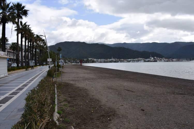 <p>Marmaris'te de sahil, plaj ve piknik alanları yasağına uyulduğu görüldü. Atatürk Meydanı, Atatürk Caddesi yürüyüş yolları boş kaldı. </p>