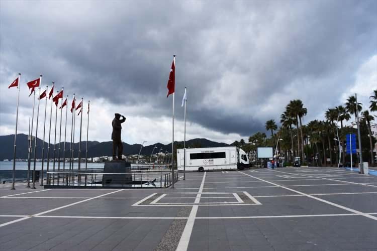 <p>Uzunyalı, İçmeler ve halk plajlarında kimsenin olmaması dikkati çekti.</p>
<p> </p>