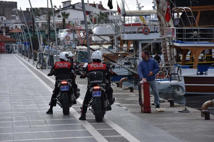 <p>Marmaris Emniyet Müdürlüğü ekiplerince meydan, piknik alanları ve sahillerde denetim yapıldı.</p>