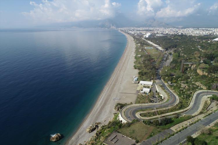 <p>Antalya da tıpkı Muğla gibi turizm merkezlerinde koronavirüs (Kovid-19) tedbirleri kapsamında sahil ve plajlar en sakin günlerini yaşıyor.</p>
<p> </p>