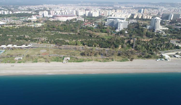 <p>Konyaaltı varyantının girişi emniyet şeridiyle kapatıldı, sahil ve buraya çıkan yollarda polis ekipleri görevlendirildi. </p>