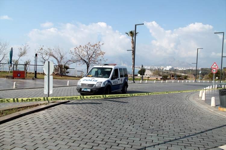 <p>Sahile girmek isteyenler hem kendi sağlıkları hem de toplum sağlığı için evde kalmaları yönünde uyarıldı.</p>
<p> </p>