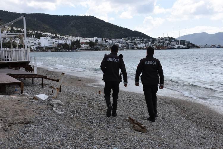 <p>Özellikle hafta sonları oldukça kalabalık olan bölgelerin sakin olduğu, insanların alınan tedbirlere uyduğu görüldü.</p>