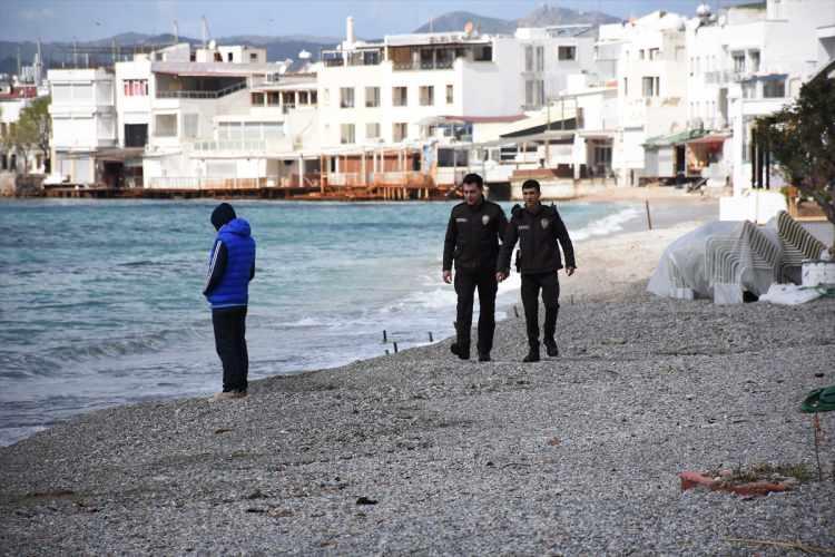 <p>İlçede, emniyet güçleri de sahil kenarında devriye görevi yaptı.</p>
