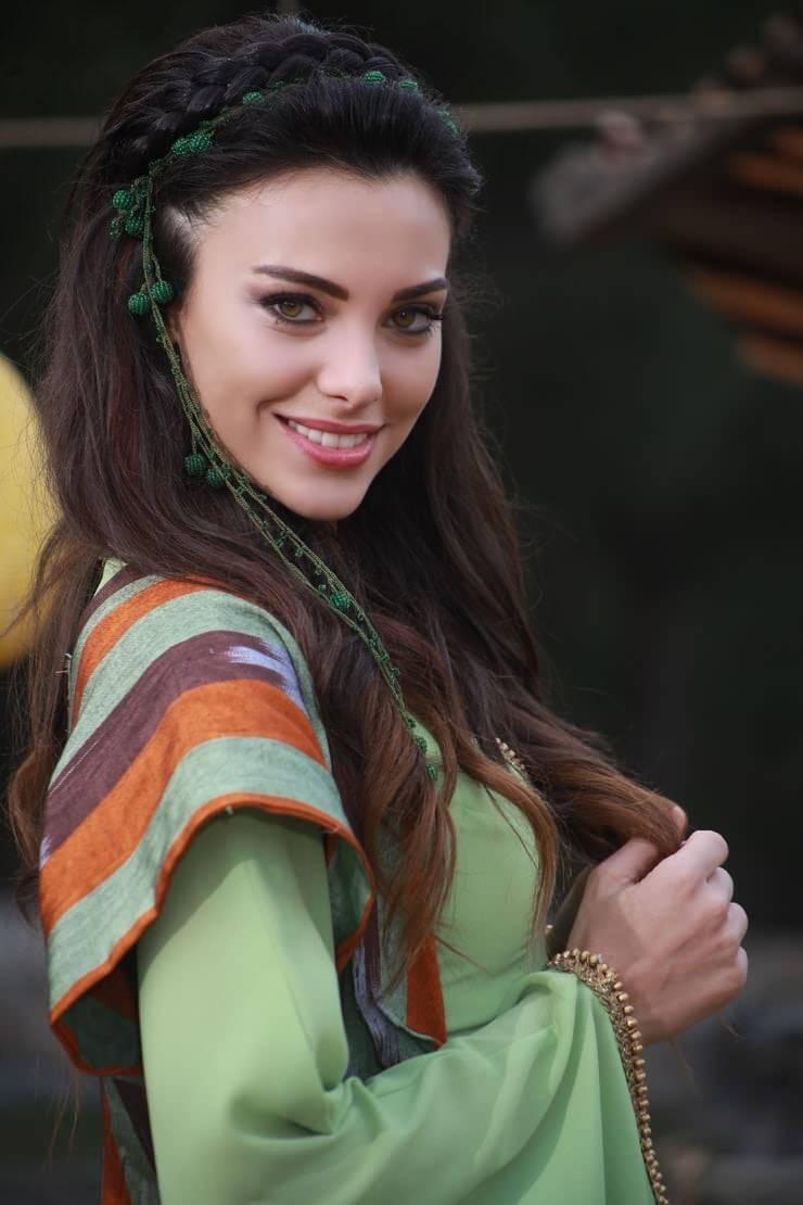 <p>2009 yılında Ayrılık dizisinde yer almasına rağmen 2011 yılında Yer Gök Aşk dizisindeki performansıyla yıldızı parladı.</p>