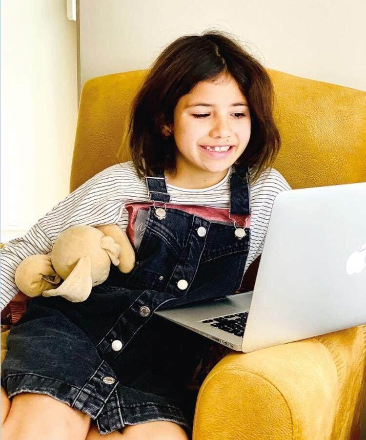 <p>Ünlü şarkıcı Işın Karaca, kızı Mia'nın fotoğrafını paylaşıp,<strong> “Ben de her anne ve baba gibi Mia’nın eğitimiyle yakından ilgileniyorum. Mia ile beraber söylenen saatte bilgisayar başındayız. Bir anne olarak derslerini ne olursa olsun kontrol edip takip ediyorum." </strong>açıklamasında bulundu.</p>
