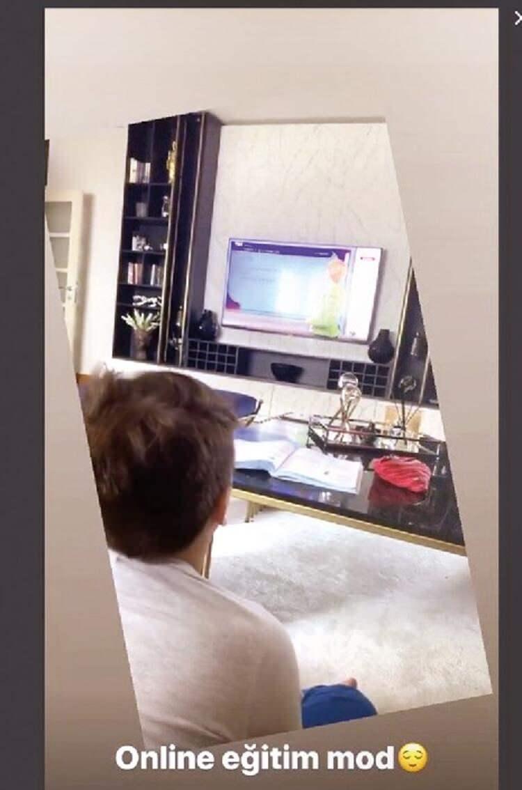 <p>Ünlü sunucu Simge Tertemiz de, oğlu Kayra'nın ders dinleme anını, <strong>'Online eğitim mod' </strong>notuyla paylaştı.</p>