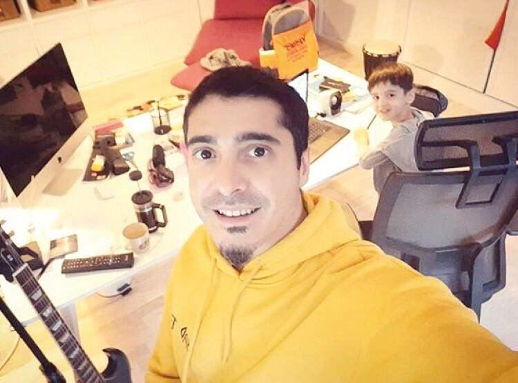 <p>Manga grubunun solisti Ferman Akgül de oğlunun fotoğrafını, <strong>“Bizimki de online derse başladı.”</strong> notuyla paylaştı.</p>