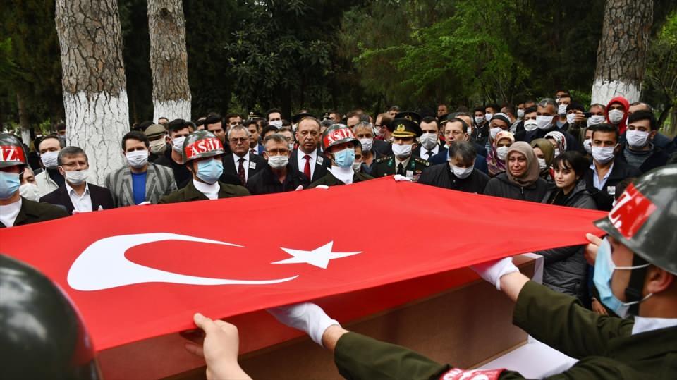 <p>Turgutlu Belediyesi ekipleri, cenaze törenine katılanlara hijyenik maske dağıttı. </p>
