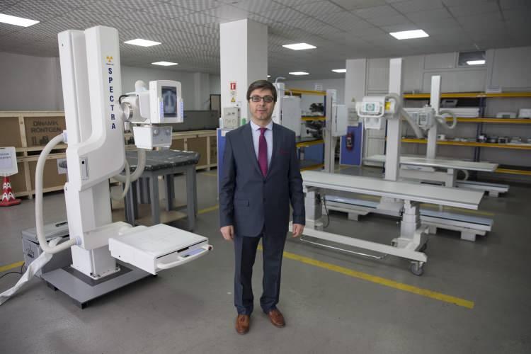 <p>"Çünkü acil, bugün, yarın, hemen lazım dediğimiz zaman alamayabiliriz ya da üretici herhangi bir komponenti eksik olduğu için o ürünü üretip veremiyor olabilir. Bugünden ihtiyaçlarımızı belirleyip, ülke stoklarımızı ona göre ayarlamamız lazım. Havalar ısınacak kurtulacağız desek bile mevcut hastaların tedavi edilmesi yine bir süreç. 3-6 ay sonra farklı bir virüsle karşılaşmayacağımızı da bilmiyoruz, beklenti o yönde. 1, 3, 5 yıllık ülke stratejik planlarımızı, yol haritamızı, eylem planlarımızı oluşturup ona göre öncelikle üreticilerimizle bu ihtiyaçlarımızı karşılamak, karşılayamadıklarımızı da komponentler getirerek yine burada teknoloji transferiyle üretmek ya da hiç yapamıyorsak tedarik yöntemini bugünden çalışmamız lazım. </p>