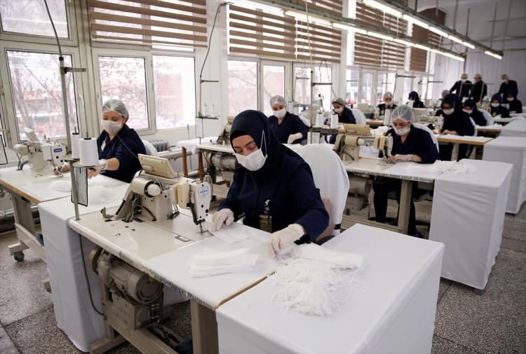 <p>Maske üretim kapasitelerini iki kat artırdıklarını belirten Topaloğlu, "Cerrahi maske dediğimiz, bez maske üretimine yönelik yeni bir tezgahı daha kuruyoruz. Böylelikle günlük üretim kapasitemizi 100-150 bine çıkaracağız. Ayrıca, aylık 15 bin civarında panaromik ve KBRN maskeleri üretiyoruz. Piyasadaki altyapıyı da kullanmak suretiyle tüm bu üretim oranlarını iki, üç katına çıkarmak mümkün" diye konuştu.</p>
<p> </p>