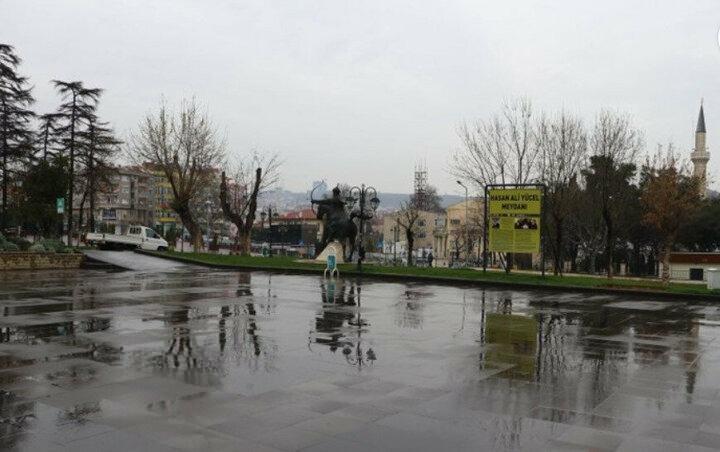 <p>Yürüyerek girdiler Kontrol noktasına araçla gelen bir grup aracın geçişine izin verilmedi. Araçlardan inenler ise yürüyerek kontrol noktasına geldi.</p>