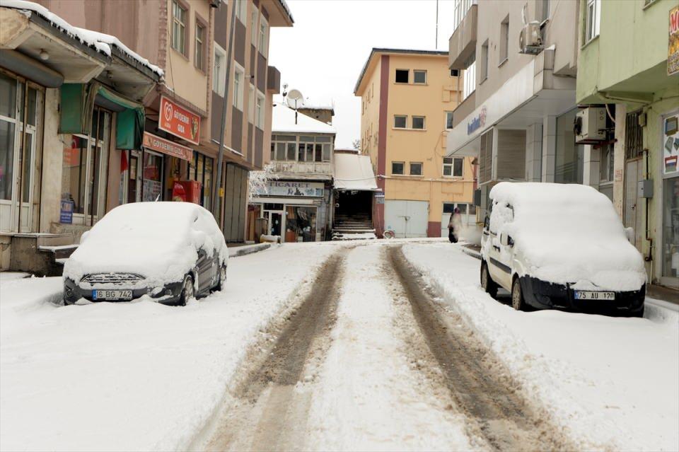 <p>Yoğun kar yağışı nedeniyle yol ve kaldırımların yanı sıra ağaçlar ile park halindeki araçlar karla kaplandı.</p>
<p> </p>