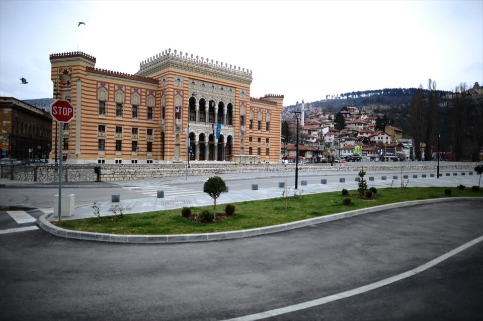 <p>Bosna Hersek'te koronavirüsle (Kovid-19) mücadele kapsamında alınan tedbirler sonucu başkent Saraybosna'da normalde yoğunluğun yaşandığı Vjecnica Kütüphanesi civarının boş kaldığı görüldü.</p>

<p> </p>
