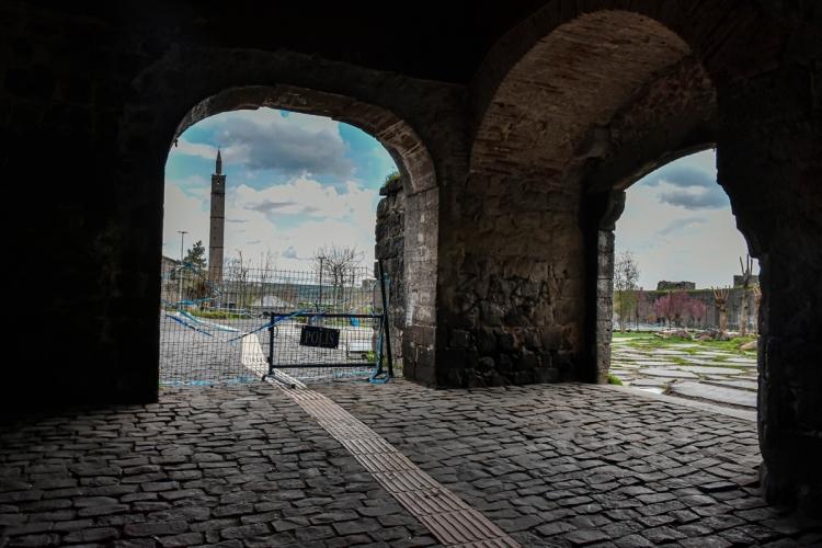 <p>Diyarbakır'da yeni tip koronavirüs (Kovid-19) salgınını önleme çalışmaları kapsamında ziyarete kapatılan tarihi ve turistik mekanlarda sessizlik hakim.</p>