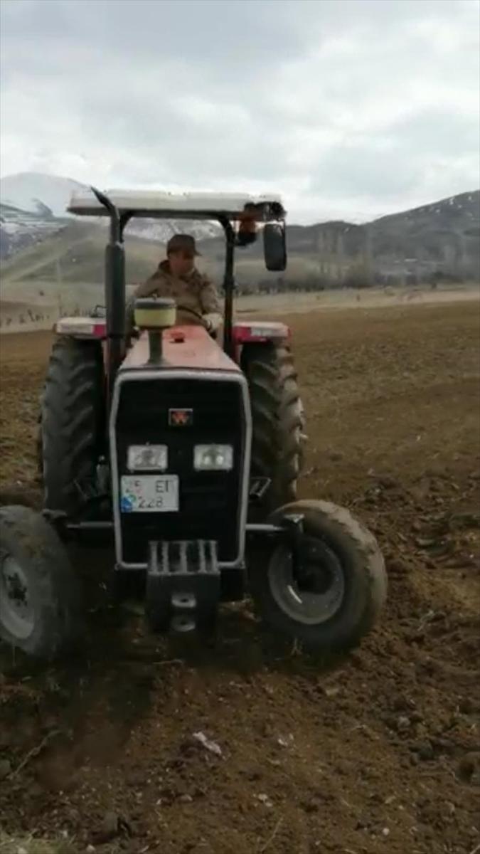 <p>Böylece devletin şefkat elini yaşlılara uzatarak gönüllerinde taht kuran jandarma ekipleri, kentin Pazaryolu ilçesi Burçaklı köyünde oturan 65 yaş üstü bir kişiyi de ziyaret ederek bir ihtiyacının olup olmadığını sordu.</p>