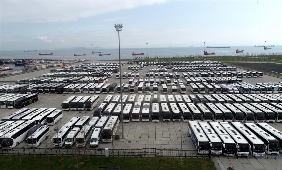 <p>İçişleri Bakanlığının genelgesiyle getirilen şehirler arası seyahat kısıtlaması sonrası, otobüs firmalarının yetkilileri, çok sayıda otobüsü Yenikapı’daki miting alanına getirdi. </p>
