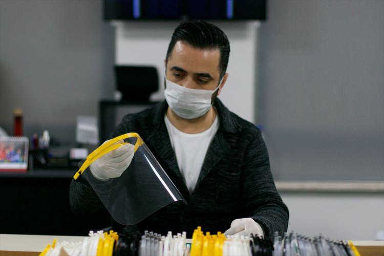 <p>Günde 80 maske yapabildiklerini aktaran Demir, bunları il merkezi ile ilçelerde hastanelere gönderdiklerini dile getirdi.</p>

<p> </p>
