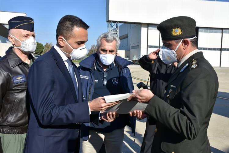 <p><strong> "Mücadelemizi çok boyutlu sürdürüyoruz"</strong></p>
<p>Türkiye'nin Roma Büyükelçisi Murat Salim Esenli, hava üssünde, AA muhabirine açıklamalarda bulundu.</p>