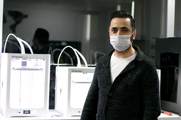 <p>Teknopark'ta yüz koruyucu siperliklerin tasarım ve çizimi yapılıyor. Ardından 3D yazıcılarla üretilen siperlik sağlık görevlilerine ücretsiz olarak ulaştırılıyor.</p>

<p> </p>
