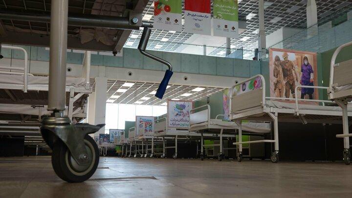 <p>Bu arada, Sağlık Bakanı Sait Nemeki ve Bakan Yardımcısı İrec Harirçi, merkeze ziyarette bulundu. Ülkenin bazı şehirlerinde alışveriş merkezlerinin yanı sıra spor salonları da geçici hastaneye dönüştürüldü.</p>