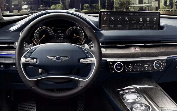 <p>Yeni Genesis G80, markaya özel olarak geliştirilen <strong>arkadan itişli </strong>bir platform üzerine inşa edilmiş. Söz konusu platform hakkında pek bir bilgi yok, fakat yaklaşık yüzde 19’unda alüminyum kullanıldığını ve aracın selefine kıyasla <strong>110 kg daha hafif </strong>olmasını sağladığını biliyoruz. Hafif olmanın yanı sıra, aracın ses yalıtımı da daha konforlu olmasını sağlayacak şekilde güçlendirilmiş. Yoldaki çukur ve kasis gibi engelleri algılayıp süspansiyonun sertliğini anlık olarak ayarlayabilen <strong>elektronik kontrollü süspansiyon</strong> sistemi de yeni G80’in özellikleri arasında.</p>
