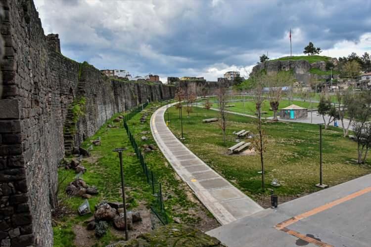 <p>Tarihi Sur ilçesindeki İçkale'de her gün çok sayıda yerli ve yabancı turistin ziyaret ettiği Hazreti Süleyman Camisi ile 27 sahabe türbesinin bulunduğu alan, Diyarbakır Müzesi ve çevresindeki Millet Bahçesi'nde sakinlik gözleniyor.</p>