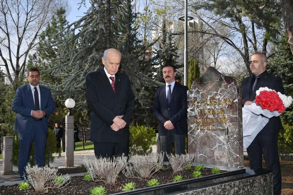 <p>MHP Genel Başkanı Devlet Bahçeli, Milliyetçi Hareket Partisi Kurucu Genel Başkanı merhum Alparslan Türkeş'i, vefatının 23. yılı nedeniyle kabri başında ziyaret etti.</p>

<p> </p>
