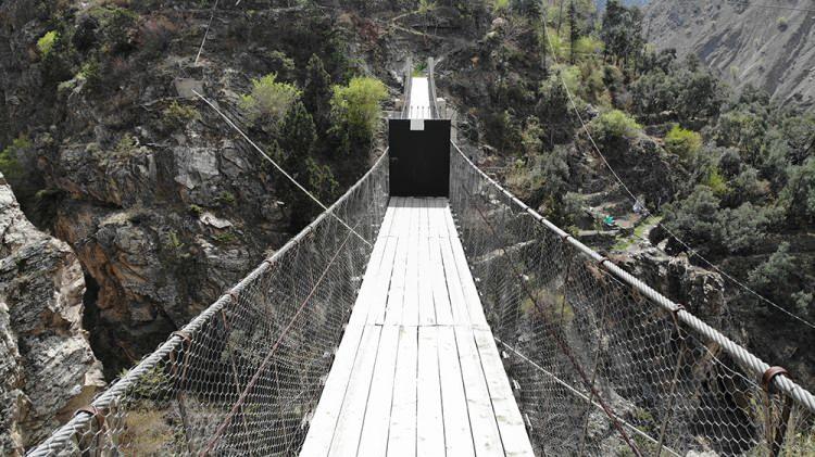 <p>İlçe merkezine yaklaşık 40 kilometre uzakta bulunan 5 haneli Zeytincik köyü Gökçele Mahallesi sakinleri, ulaşımın sağlandığı asma köprünün ortasına hırsızlar ve yaban hayvanlarından korunmak içini kendi imkanlarıyla asma kilitli demir kapı yaptırdı. Etrafını demir tellerle çeviren kapıdan anahtarı olmayan giremiyor.</p>
