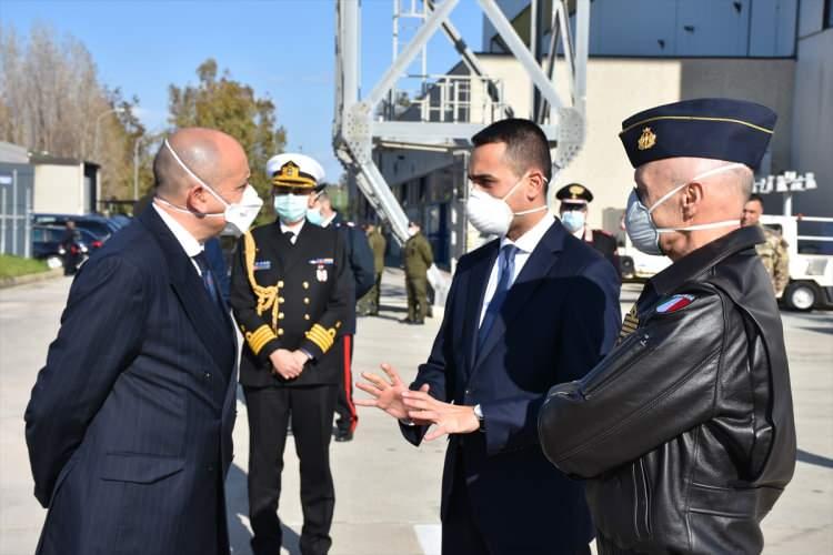 <p>Karşılamada, Bakan Di Maio, yardımları taşıyan heyetin başkanı Mühendis Albay Burak Erkan'a teşekkür etti. </p>