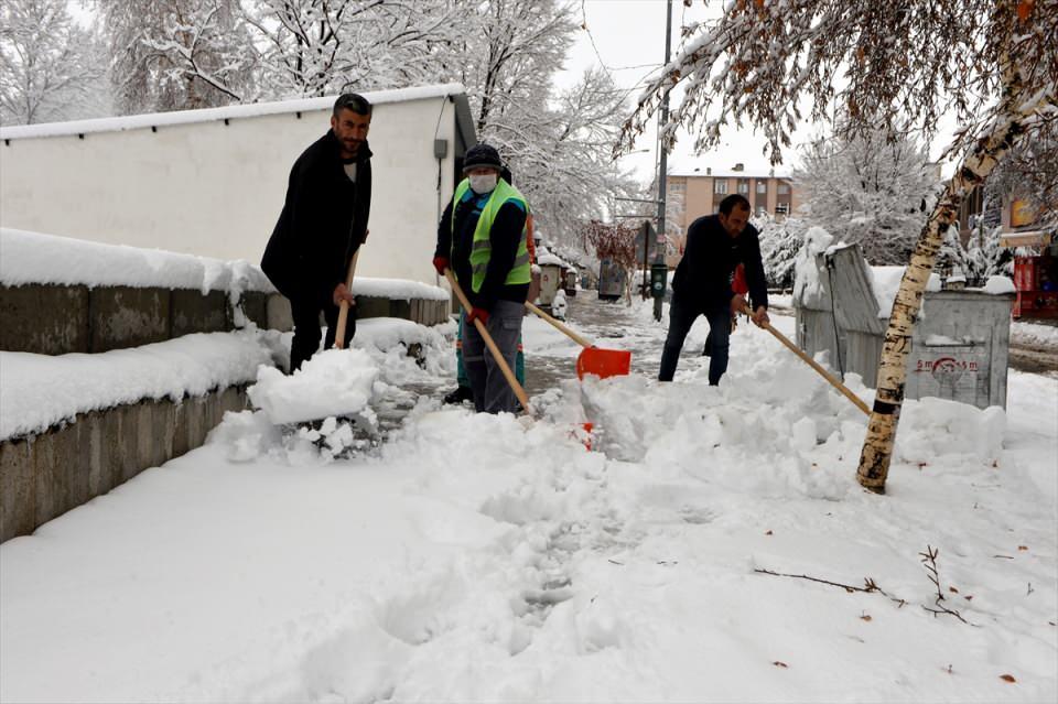 <p>Kar kalınlığı ilçe merkezinde 10, kayak merkezinde ise 20 santimetre olarak ölçüldü.</p>
<p>Sabah beyaz örtüye uyananlar, araçlarının üzerinde biriken karları temizledi.</p>