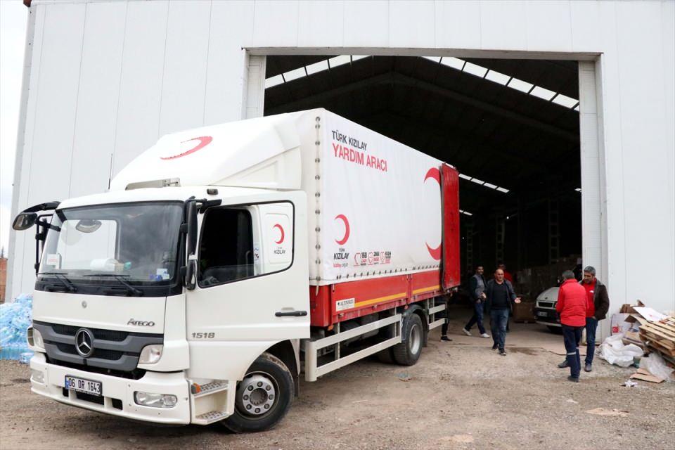 <p>Türk Kızılay tarafından yeni tip koronavirüs (Kovid-19) tedbirleri kapsamında depremden etkilenen Doğu ve Güneydoğu'daki illerde 65 bin hijyen paketi dağıtılacak.</p>