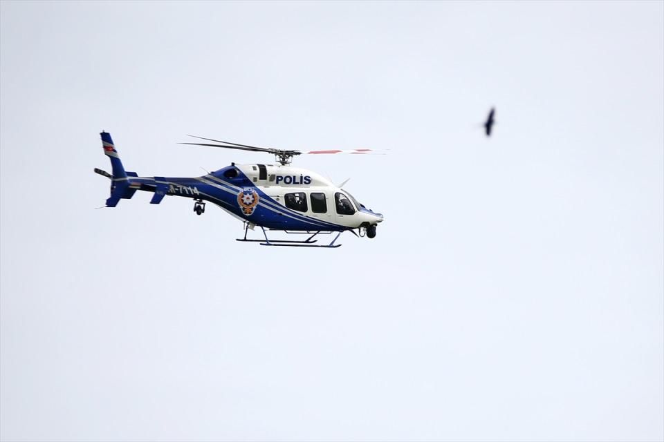 <p>Polis, helikopterden "Kendi sağlığınız ve toplum sağlığı için evde kal, emniyette kal." anonsuyla uyarılarda bulundu.</p>
<p> </p>