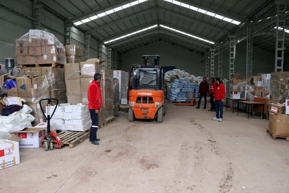 <p>Tür Kızılay Sosyal Hizmetler Direktörlüğü Proje Sorumlusu Fatih Güleç, AA muhabirine, hem depremde zarar görmüş ailelere hem de 65 yaş ve üstü ile kronik rahatsızlığı bulunan ihtiyaç sahiplerine destek verdiklerini söyledi.</p>