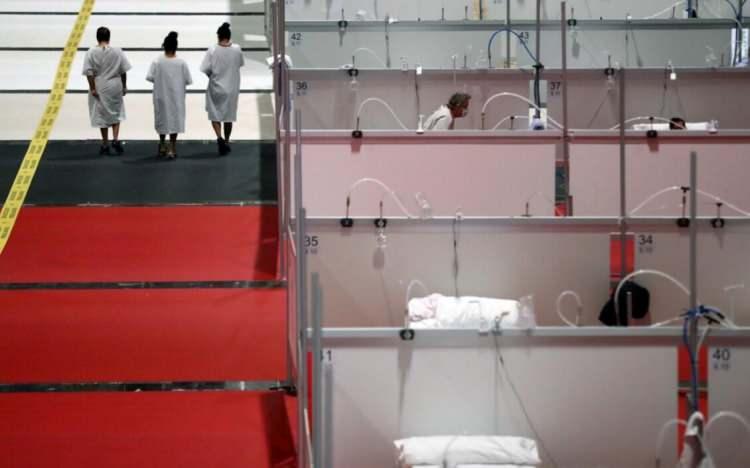 <p>Kongre merkezinde görevli bir doktor ise El Pais gazetesine yaptığı açıklamada, "İlk gün bizim için oldukça yıkıcıydı… Üzücü, gri beton bir hangar… Ancak hepimiz elimizden geleni yapmaya çalışıyoruz" ifadelerini kullandı.</p>
<p> </p>