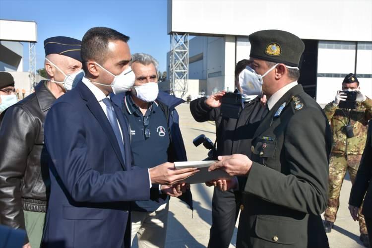 <p>Albay Erkan da Cumhurbaşkanı Recep Tayyip Erdoğan'ın İtalya Başbakanı Giuseppe Conte'ye yazdığı mektubu iletilmek üzere Bakan Di Maio’ya teslim etti. </p>