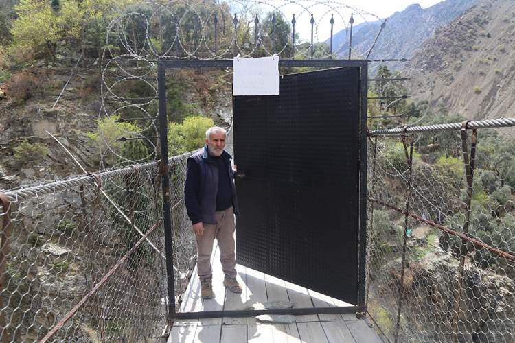 <p>Bu sayede bizim haberimiz olmadan köye giren çıkan olmuyor. Son günlerde dünyayı ve ülkemizi saran korona kâbusu nedeniyle bizde tedirginiz. Bu nedenle köye misafir kabul etmiyoruz. Gelenlerin ise ateşini ölçüyoruz, ateşleri yoksa içeri alıyoruz, varsa sağlık ekiplerine haber veriyoruz” dedi.</p>
