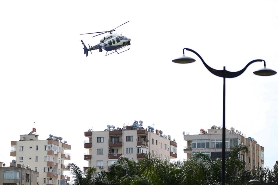 <p>Kentte, Kovid-19 mücadele tedbirlerinin uygulanmasına yönelik çalışmalar kapsamında polis helikopteriyle havadan kontroller gerçekleştirildi.</p>
<p> </p>