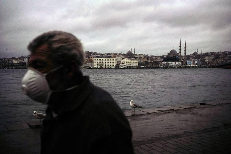 <p>Virüs salgını nedeniyle vatandaşlar uyarılara uyarak evlerinden dışarı çıkmazken, Karaköy, Galata Köprüsü ve Eminönü sessizliğe büründü. </p>