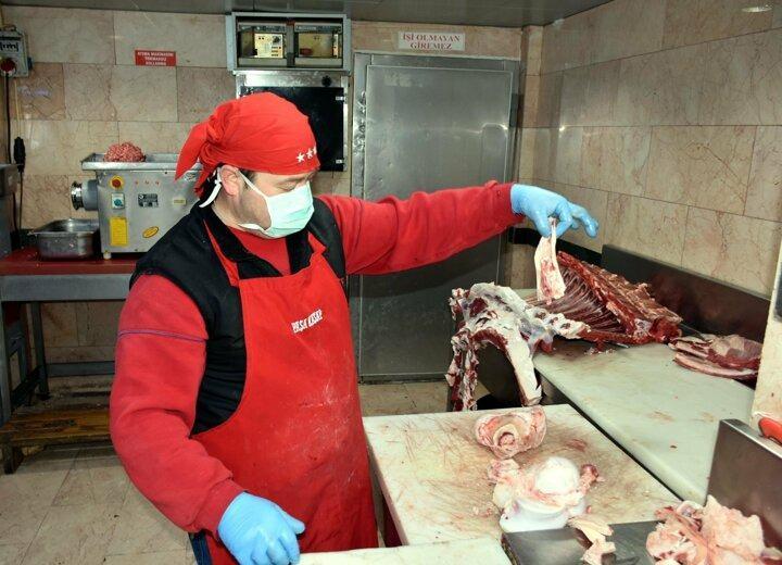 <p>Vatandaşlardan Vural Kandemir de bağışıklık sistemini güçlendirdiğini düşündürdüğü için 2 günde 1 ayak paça çorbası içtiğini belirtip, faydasını da gördüğünü söyledi. Emral Ural ise, "Ayak ve kelle paça çorbası bağışıklık sistemini güçlendirmesi nedeniyle çok faydalı. Bu çorbayı içen kolay kolay gribe yakalanmaz" dedi.</p>