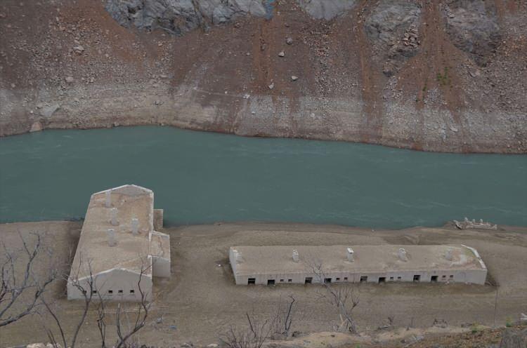<p>Çoruh Nehri üzerinde, temelden 249 metre gövde yüksekliğiyle sınıfında dünyanın altıncı, Türkiye'nin de en yüksek barajı olarak inşa edilen Deriner Barajı ve Hidroelektrik Santrali'nde 2012'de su tutulmaya başlandı.</p>

<p> </p>
