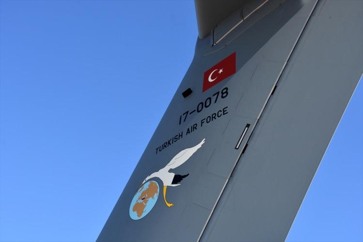 <p>Türkiye’nin gönderdiği yardımda çok sayıda göz ve yüz koruyucu maskesiyle koruyucu tulum bulunuyor.</p>
<p> </p>
