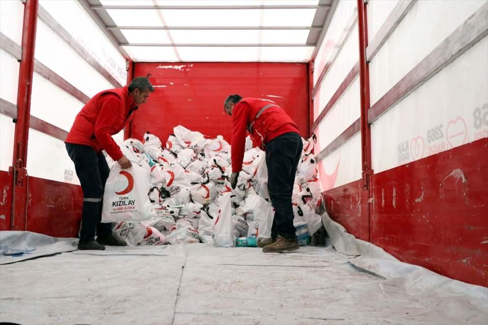 <p>Tedbirler kapsamında depremden etkilenen aileler ve 65 yaş üstü ve kronik rahatsızlığı olanların ihtiyaçlarının giderilmesi için Vefa Sosyal Destek Grubu bünyesinde Türk Kızılay, başta Diyarbakır, Malatya, Tunceli ve Adıyaman olmak üzere çeşitli illere 3 kamyon hijyen malzemesi gönderdi.</p>
<p> </p>