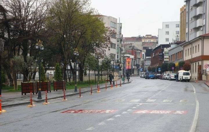 <p>Büyük araçların dönmesi için ise orta bariyer söküldü, burada karayolları ekipleri tarafından çalışma yapıldı.</p>