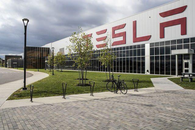<p><span style="color:#FF8C00"><strong>TESLA</strong></span></p>
<p>ABD merkezli elektrikli otomobil üreticisi Tesla'nın da, ülkenin yerel solunum cihazı üreticilerinden Medtronic ile işbirliğine gittiği ve burada haftada 500 adet solunum cihazı üretileceği ifade ediliyor.</p>