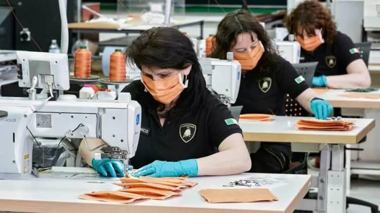 <p><span style="color:#FF8C00"><strong>LAMBORGHİNİ</strong></span></p>
<p>Lamborghini ise Bologna’daki tesisinde Sant’Agata Bologneese Hastanesi’nde kullanılması için günde 1000 adet maske üretiyor.</p>
<p> </p>