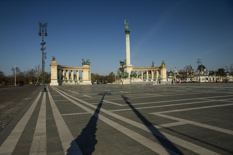<p>Macaristan'da koronavirüsle (Kovid-19) mücadele kapsamında alınan tedbirler sonucu Başkent Budapeşte'de normalde yoğunluğun yaşandığı Kahramanlar Meydanı'nın (Heroe's square) boş kaldığı görüldü.</p>
<p> </p>