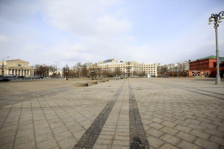 <p>Başkent Moskova’da bahar aylarında insan yoğunluğu yaşanan kentin Devrim Meydanı’nda sessizlik yaşıyor.</p>
